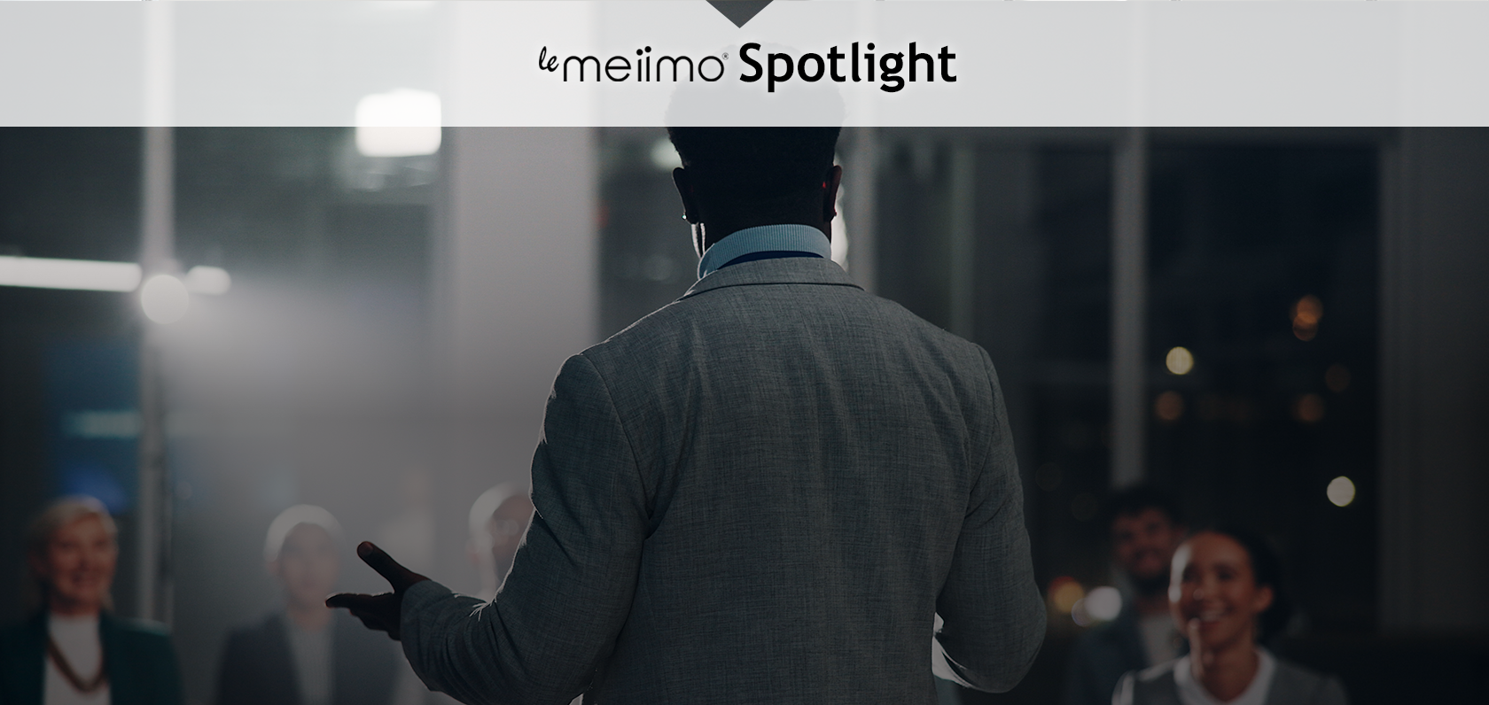 le meiimo® Spotlight 语音控制的聚焦功能，AI 自动在简报中突显关键内容